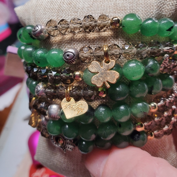 NWT 7 Green Aventurine stretchy bracelets with 4 leaf clovers and other charms. - Picture 7 of 13